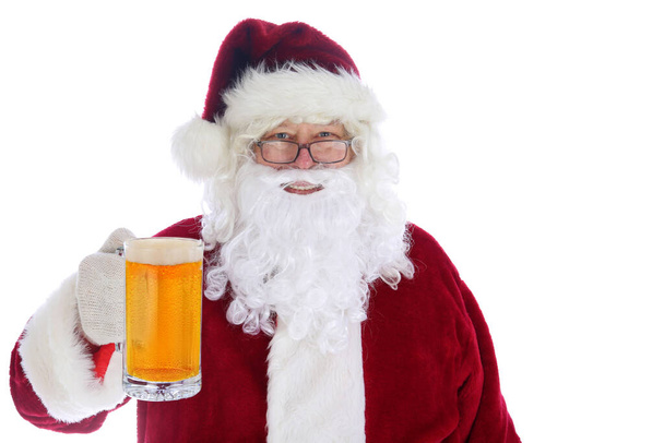 Christmas. Santa Claus. Mug of Beer. Santa drinking beer. merry Christmas.  - Foto, Imagen