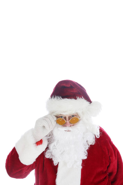 Noel Baba kostüm ve güneş gözlüğü takıyor. Noel zamanı. İyi tatiller. Noel Baba. Moda. Noel Baba. Noel Baba güneş gözlüğünü takıyor. Mesaj için yer var. Noel Baba kalça güneş gözlükleriyle çok havalı. Hepinize mutlu Noeller. İyi tatiller..  - Fotoğraf, Görsel