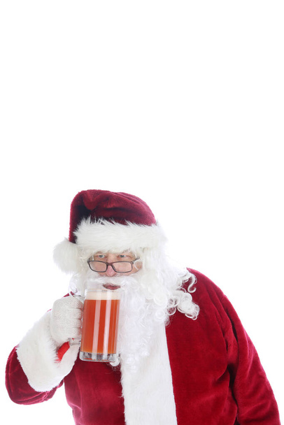 Le Père Noël aime une tasse de Michelada. Cocktail épicé de bière mexicaine et de jus de tomate. Michelada est la Bloody Mary mexicaine. Cocktail mexicain à l'alcool Michelada avec bière brune et jus de tomate. Cocktail mexicain à l'alcool michelada avec bière et jus de lime. - Photo, image