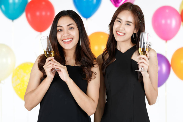 Zwei junge und schöne sexy asiatische Mädchen mit einem Glas Wein trinken in Party mit Spaß und Fröhlichkeit. - Foto, Bild