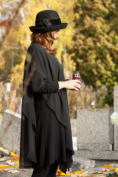 Widow at the cemetery - Foto, afbeelding