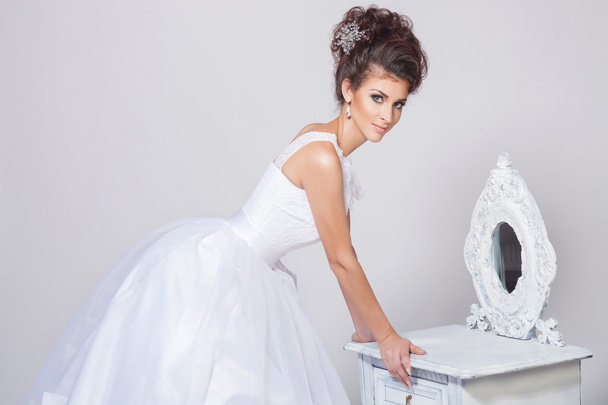 Beautiful and fashion bride in luxury interior - Foto, Bild