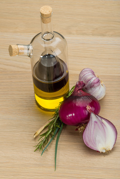 Aceite, vinagre con cebolla
 - Foto, Imagen