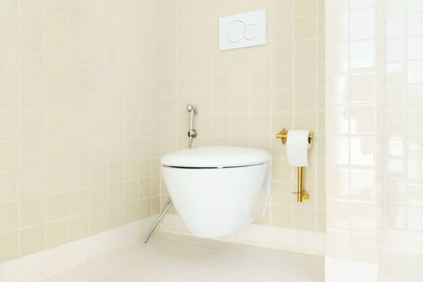 WC montado en la pared en el cuarto de baño con azulejos de cerámica de diseño - Foto, imagen