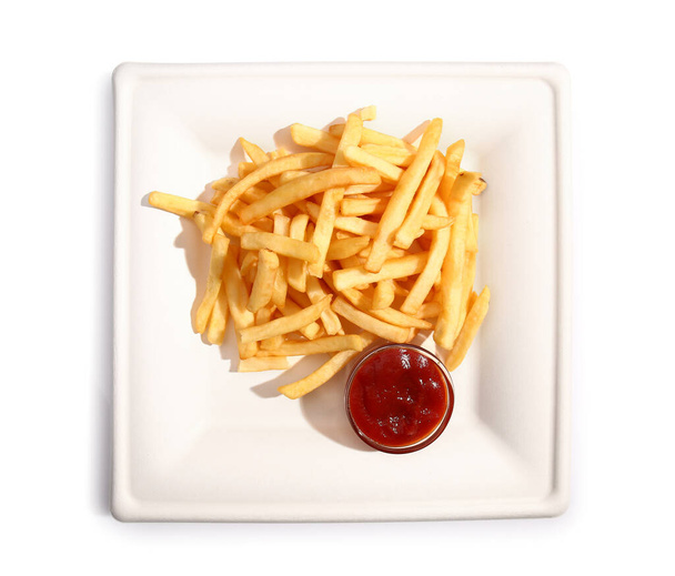Prato com saborosas batatas fritas e molho de tomate no fundo branco - Foto, Imagem
