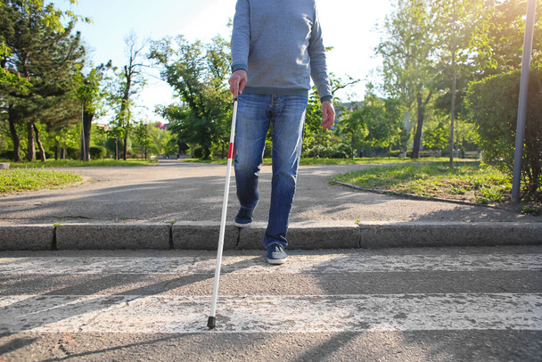 Τυφλός ηλικιωμένος διασχίζει δρόμο στην πόλη - Φωτογραφία, εικόνα