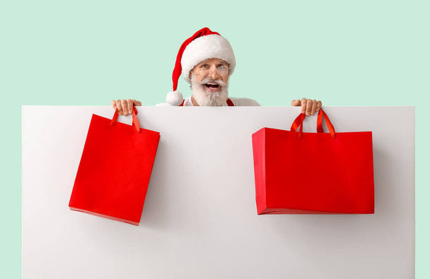 Noel Baba boş posterli ve renkli çantalı. - Fotoğraf, Görsel