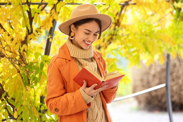 krásná žena čtení knih v podzimním parku - Fotografie, Obrázek