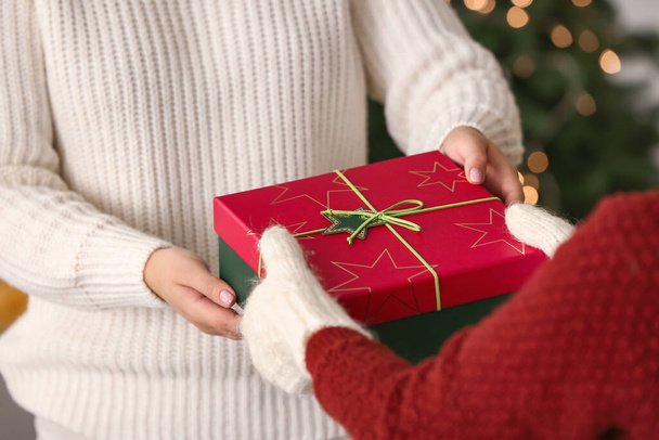 自宅で美しいクリスマスのギフトボックスを持つ女性,クローズアップ - 写真・画像