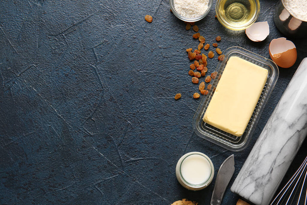 Frische Butter und Zutaten zur Zubereitung hausgemachter Plätzchen auf schwarzem Hintergrund - Foto, Bild