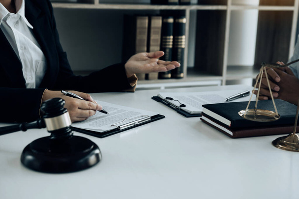 Adwokat udziela porad klientom, którzy konsultowali się w kwestiach prawnych dotyczących naruszenia praw. - Zdjęcie, obraz