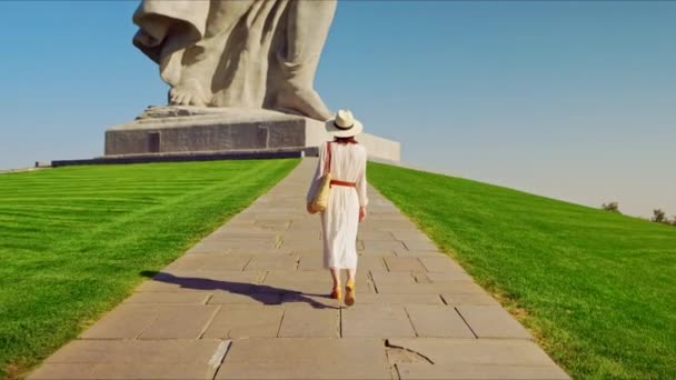 Młody turysta przy pomniku Ojczyzny, Wołgograd - Materiał filmowy, wideo