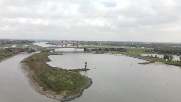 Vista aérea do drone da estrada holandesa da infra-estrutura overpass sobre o rio da via navegável, estrada A2 de Jan Blankenbrug em construção. - Filmagem, Vídeo