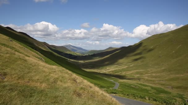 Vale entre Buttermere e Keswick Lake District Cumbria Inglaterra uk com céu azul e nuvens e sombras
 - Filmagem, Vídeo