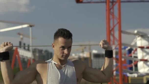 Man met fitness rubber - Video