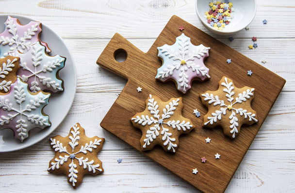 Gingerbread cookies on a wooden board, decorating christmas cookies - Fotoğraf, Görsel