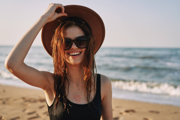 pretty woman in hat walking on the beach ocean travel - Fotoğraf, Görsel