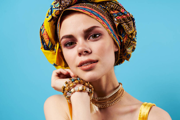 hübsche Frau bunte Schal Ethnizität afrikanischen Stil Dekorationen blauer Hintergrund - Foto, Bild