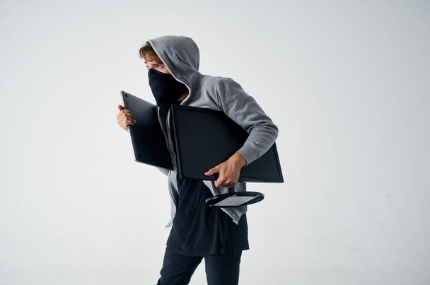 maskovaný muž s kapucí hlava hacking technologie zabezpečení světlo pozadí - Fotografie, Obrázek