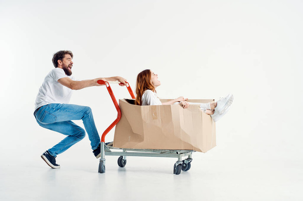 Man and woman shipping transport in a box isolated background - Foto, immagini