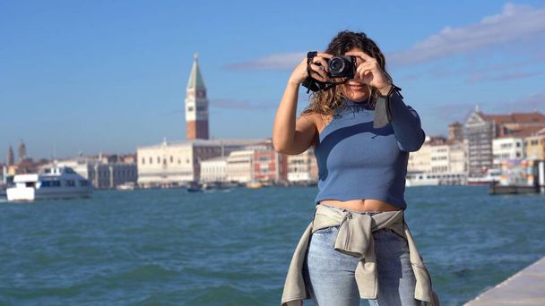 Europe, Venise - jeune fille prenant des photos en Vénétie - le tourisme reprend avec la fin du lockdown Covid-19 Coronavirus en Italie - Photo, image