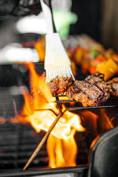 Grillezés hús lánggal egy barbecue - Fotó, kép