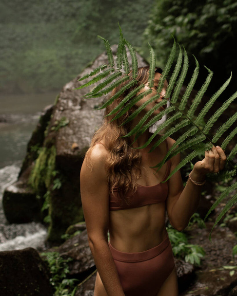 πορτρέτο μιας γυναίκας σε φόντο ζούγκλας. - Φωτογραφία, εικόνα