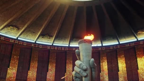 Uma escultura de uma mão com uma chama eterna no panteão da glória no complexo memorial histórico - Filmagem, Vídeo