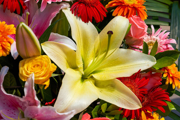 Detailní záběr na květinový koš s kyticí lilií a chryzantémama - Fotografie, Obrázek