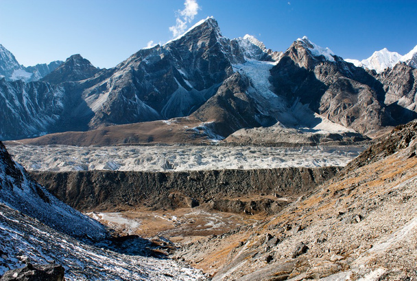 Khumbu gletsjer en Lungde piek van kongma la pass - tocht naar everest base camp - nepal - Foto, afbeelding