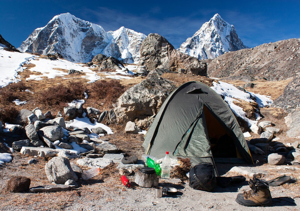 Camping site with tent near the Everest base camp - Trek to Everest base camp - Nepal - Foto, imagen