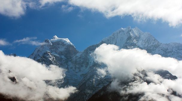 Kangtega і Thamserku - красива монтує вище Намче базар на шляху до Базовий табір Евересту - Непал - Фото, зображення