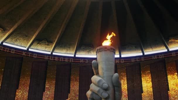 Uma escultura de uma mão com uma chama eterna no complexo memorial histórico em Mamayev Kurgan - Filmagem, Vídeo