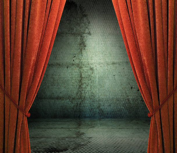 vieil intérieur avec rideaux rouges, mur en béton - Photo, image