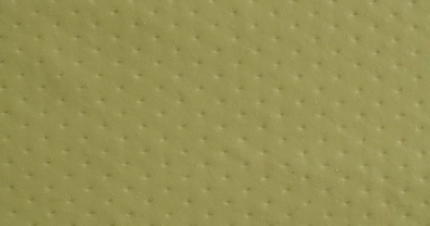 La texture del primo piano in polietilene. sfondo giallo. - Filmati, video