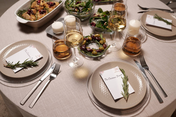 Część serwowane świąteczny stół z domowej roboty wegetariańskie jedzenie - Zdjęcie, obraz