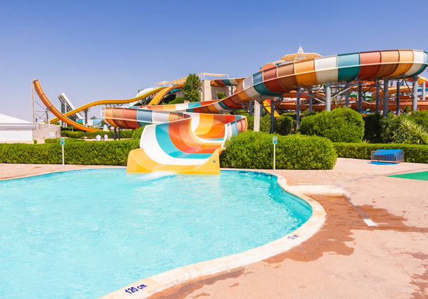 Piscina Aquapark com corrediças de água listradas coloridas - Foto, Imagem