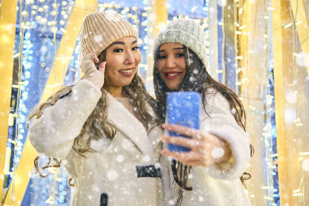 Новогоднее настроение, две девушки - Фото, изображение