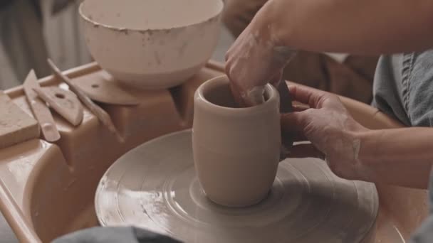 Slowmo tiro de mulher irreconhecível fazendo panela de barro na roda de cerâmica na oficina - Filmagem, Vídeo
