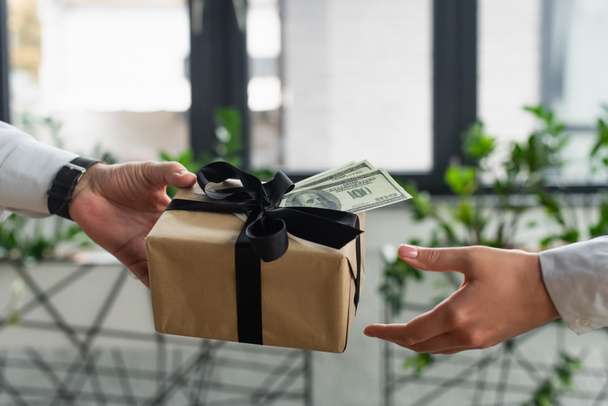 částečný pohled na podnikatele, jak dává dárky a peníze ženě v úřadu, protikorupční koncept - Fotografie, Obrázek