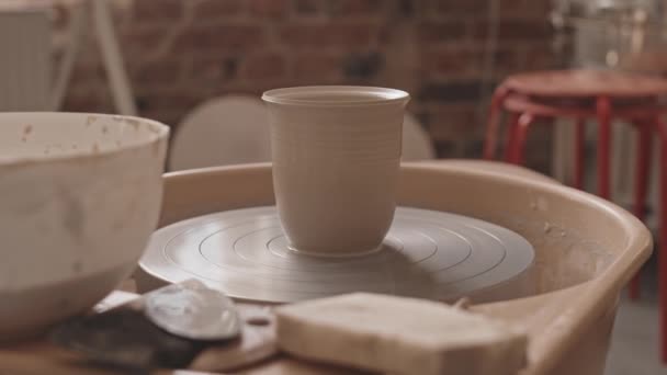 Slowmo close-up de pote de barro girando na roda de cerâmica na oficina - Filmagem, Vídeo