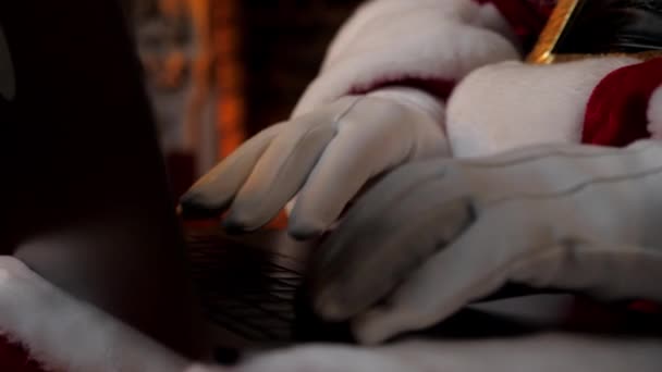 Zamknij ręce Święty Mikołaj używa laptopa wypełnia wakacyjne karty wpisując na klawiaturze - Materiał filmowy, wideo