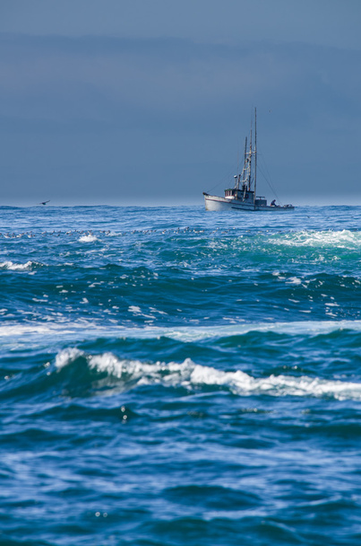 küçük bir balıkçı teknesi ile sörf - Fotoğraf, Görsel