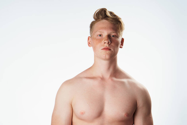 guy cleans skin care shaving posing naked torso - Foto, afbeelding