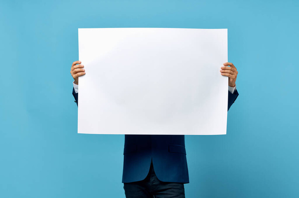 бородатый мужчина в костюме белый мокап плакат скидка реклама копировального пространства студии - Фото, изображение