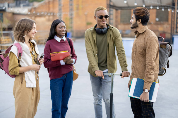 Studenten gehen gemeinsam auf Uni-Campus - Foto, Bild