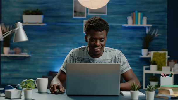 Afroamerikaner bereitet sich auf Fernarbeit am Laptop vor - Foto, Bild