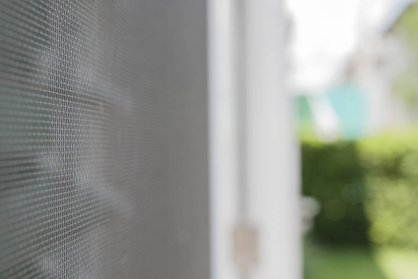 Moskitonetz-Drahtgitter am Hausfenster schützt vor Insekten - Foto, Bild