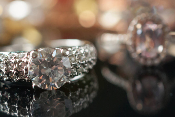 Красиві діамантові кільця ювелірного фону
 - Фото, зображення
