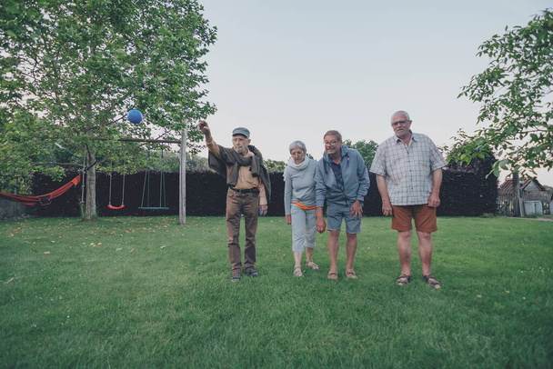 Gruppe betagter Freunde spielt Boule im Hinterhof - geselliges Leben im Alter - Foto, Bild